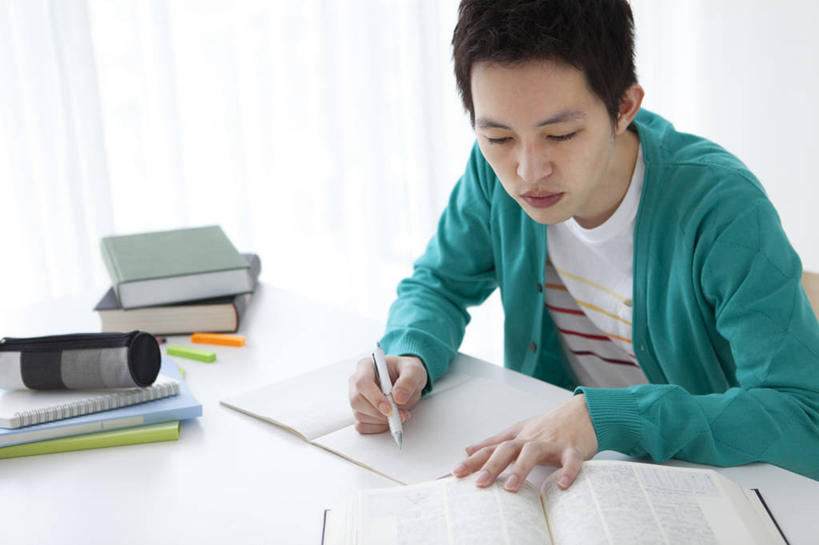 东方人,一个人,坐,横图,室内,白天,正面,桌子,书籍,亚洲,仅一个男性,仅一个人,握,服装,笔,办公用品,记事本,拿,拿着,注视,休闲装,黄种人,书桌,文具,仅一个年轻男性,衣服,绿色,本子,笔记本,课桌,铅笔,学习用品,观察,看,休闲,休闲服,握着,服饰,观看,文具用品,察看,书写,关注,自动铅笔,男人,男性,年轻男性,亚洲人,书,图书,坐着,半身,彩图