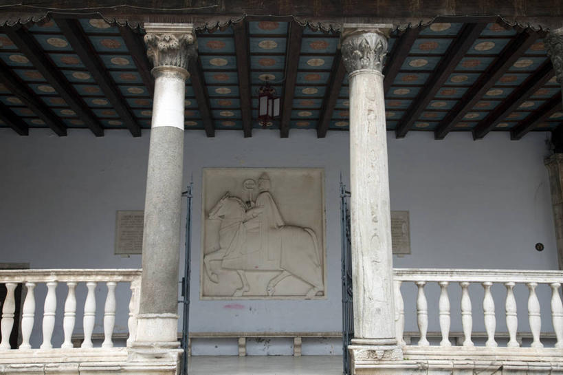 无人,栏杆,横图,室外,白天,仰视,度假,绘画,美景,城市风光,城市,雕塑,克罗地亚,阴影,艺术,装饰,光线,雕刻,雕像,浮雕,影子,柱子,墙,屋顶,景观,围栏,顶棚,文化,娱乐,护栏,墙壁,墙面,阳光,工艺品,享受,休闲,景色,放松,纪念,美术,主题,陈列,功能,美学,克罗地亚共和国,达尔马提亚,达尔马提亚群岛,画画,彩图,低角度拍摄,特罗吉尔