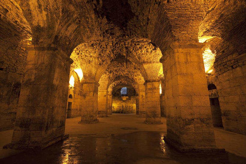 无人,横图,室内,白天,正面,旅游,度假,名胜古迹,水,标志建筑,地标,建筑,照明,欧洲,克罗地亚,阴影,遗迹,光线,壁灯,液体,影子,水滴,走道,走廊,过道,灯光,古迹,文物,娱乐,建设,古建筑,灯,灯具,享受,休闲,旅游胜地,放松,照亮,照明设备,古文明,首府,克罗地亚共和国,斯普利特,戴克里先宫,斯普利特.达尔马提亚县,彩图