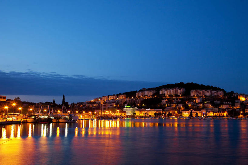 无人,家,横图,室外,白天,正面,旅游,度假,海浪,海洋,美景,日落,山,山脉,城市风光,城市,建筑,欧洲,克罗地亚,阴影,光线,影子,房屋,屋子,景观,浪花,山峰,晚霞,霞光,落日,公寓,建筑群,灯光,山峦,娱乐,建设,洋房,楼房,住宅,天空,海水,黄昏,群山,天,享受,休闲,景色,彩霞,放松,海景,首府,杜布罗夫尼克,克罗地亚共和国,拉古萨,夕照,薄暮,达尔马提亚,达尔马提亚群岛,大海,风浪,海,海水的波动,近岸浪,涌浪,夕阳,彩图,傍晚,房子,杜布罗夫尼克.内雷特瓦县,斜阳