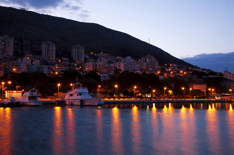 无人,家,横图,室外,白天,正面,旅游,度假,海浪,海洋,美景,日落,山,山脉,城市风光,城市,建筑,欧洲,克罗地亚,阴影,光线,影子,房屋,屋子,景观,浪花,山峰,晚霞,霞光,落日,公寓,建筑群,灯光,山峦,娱乐,建设,洋房,楼房,住宅,天空,海水,黄昏,群山,天,享受,休闲,景色,彩霞,放松,海景,首府,杜布罗夫尼克,克罗地亚共和国,拉古萨,夕照,薄暮,达尔马提亚,达尔马提亚群岛,大海,风浪,海,海水的波动,近岸浪,涌浪,夕阳,彩图,傍晚,房子,杜布罗夫尼克.内雷特瓦县,斜阳