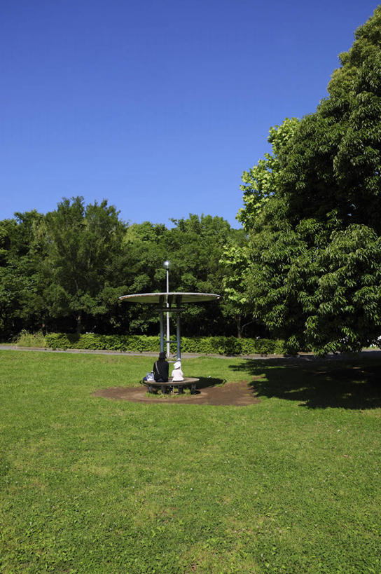 无人,竖图,室外,白天,正面,旅游,度假,草地,草坪,美景,树林,植物,椅子,日本,亚洲,阴影,光线,影子,木椅,景观,千叶市,千叶县,娱乐,草,树,树木,蓝色,绿色,蓝天,天空,阳光,自然,天,享受,休闲,景色,放松,生长,晴朗,成长,自然风光,东亚,本州,万里无云,关东地方,本州岛,日本国,县厅,千叶,晴空,晴空万里,彩图