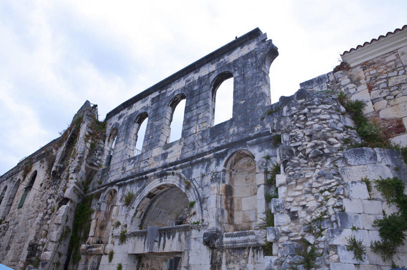 无人,横图,室外,白天,仰视,旅游,度假,名胜古迹,标志建筑,地标,建筑,欧洲,克罗地亚,阴影,遗迹,光线,影子,堡垒,城堡,云,云朵,云彩,古迹,文物,娱乐,建设,古建筑,蓝色,白云,蓝天,天空,阳光,天,享受,休闲,旅游胜地,放松,晴朗,要塞,古文明,首府,克罗地亚共和国,设防,斯普利特,戴克里先宫,斯普利特.达尔马提亚县,晴空,彩图,低角度拍摄,皇宫