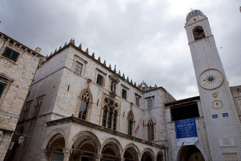 无人,横图,室外,白天,仰视,旅游,度假,名胜古迹,标志建筑,地标,建筑,欧洲,克罗地亚,遗迹,时间,时钟,堡垒,城堡,乌云,云,阴天,云朵,钟楼,计时,云彩,古迹,文物,娱乐,建设,古建筑,天空,钟表,天,享受,休闲,表,旅游胜地,放松,昏暗,阴沉,要塞,古文明,首府,塔钟,杜布罗夫尼克,克罗地亚共和国,拉古萨,达尔马提亚,设防,达尔马提亚群岛,钟,彩图,低角度拍摄,杜布罗夫尼克.内雷特瓦县