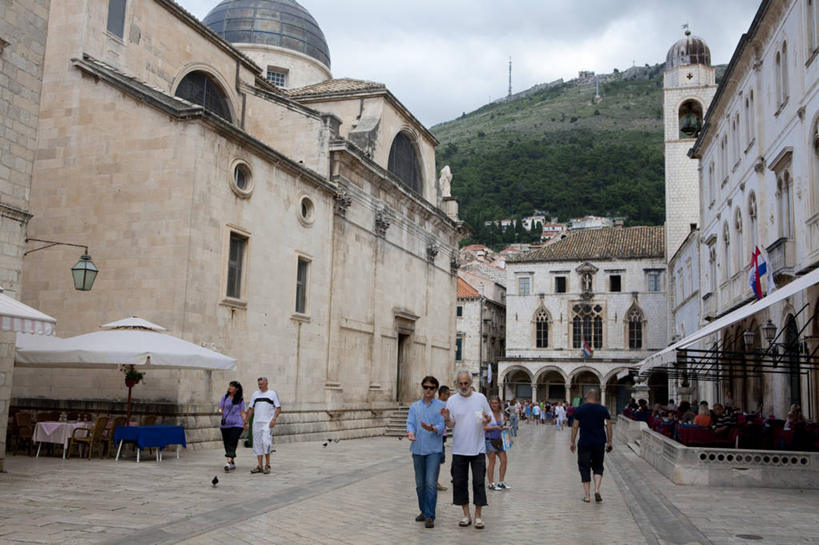 西方人,背部,家,走,横图,室外,白天,正面,度假,美景,森林,山,山脉,树林,植物,城市风光,城市,道路,路,欧洲,克罗地亚,欧洲人,行人,游客,游人,阴影,服装,光线,伞,影子,雨伞,遮阳伞,房屋,屋子,景观,山峰,云,云朵,公寓,小路,交通,山峦,许多人,云彩,注视,休闲装,娱乐,阳伞,洋房,楼房,路人,旅客,住宅,树,树木,衣服,蓝色,绿色,白云,蓝天,天空,阳光,自然,群山,天,观察,看,一群人,享受,休闲,休闲服,景色,放松,服饰,生长,晴朗,成长,观看,察看,太阳伞,关注,首府,杜布罗夫尼克,克罗地亚共和国,拉古萨,达尔马提亚,过客,达尔马提亚群岛,男人,男性,年轻男性,年轻女性,女人,女性,白种人,晴空,步行,散步,走路,彩图,全身,房子,杜布罗夫尼克.内雷特瓦县,杜布罗夫尼克老城,拉古扎