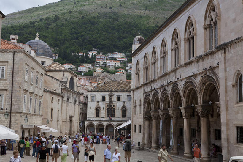 西方人,家,走,横图,室外,白天,仰视,度假,美景,森林,山,山脉,树林,植物,城市风光,城市,道路,路,欧洲,克罗地亚,欧洲人,行人,游客,游人,阴影,服装,光线,伞,影子,雨伞,遮阳伞,房屋,屋子,景观,山峰,云,云朵,公寓,小路,交通,山峦,许多人,云彩,注视,休闲装,娱乐,阳伞,洋房,楼房,路人,旅客,住宅,树,树木,衣服,蓝色,绿色,白云,蓝天,天空,阳光,自然,群山,天,观察,看,一群人,享受,休闲,休闲服,景色,放松,服饰,生长,晴朗,成长,观看,察看,太阳伞,关注,首府,杜布罗夫尼克,克罗地亚共和国,拉古萨,达尔马提亚,过客,达尔马提亚群岛,男人,男性,年轻男性,年轻女性,女人,女性,白种人,晴空,步行,散步,走路,半身,彩图,低角度拍摄,房子,杜布罗夫尼克.内雷特瓦县,杜布罗夫尼克老城,拉古扎