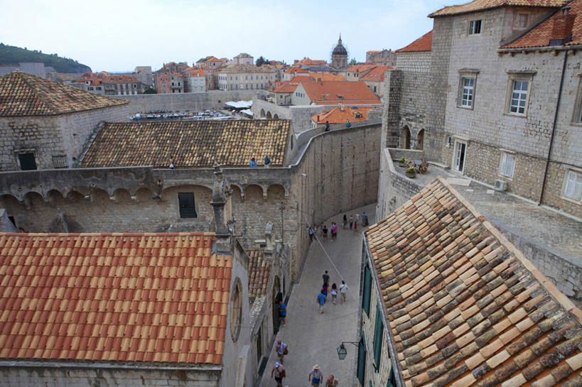 西方人,家,走,横图,俯视,室外,白天,度假,美景,城市风光,城市,道路,路,欧洲,克罗地亚,欧洲人,行人,游客,游人,阴影,服装,光线,影子,房屋,屋子,景观,云,云朵,公寓,小路,交通,许多人,云彩,注视,休闲装,娱乐,洋房,楼房,路人,旅客,住宅,衣服,蓝色,白云,蓝天,天空,阳光,天,观察,看,一群人,享受,休闲,休闲服,景色,放松,服饰,晴朗,观看,察看,关注,首府,杜布罗夫尼克,克罗地亚共和国,拉古萨,达尔马提亚,过客,达尔马提亚群岛,男人,男性,年轻男性,年轻女性,女人,女性,白种人,晴空,步行,散步,走路,半身,彩图,高角度拍摄,房子,杜布罗夫尼克.内雷特瓦县,杜布罗夫尼克老城,拉古扎