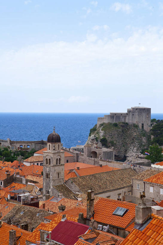 无人,家,竖图,俯视,室外,白天,度假,海浪,海洋,美景,城市风光,城市,欧洲,克罗地亚,时间,时钟,房屋,屋子,景观,浪花,水平线,云,云朵,公寓,钟楼,辽阔,海平线,计时,云彩,娱乐,洋房,楼房,住宅,蓝色,白云,蓝天,天空,海水,钟表,天,享受,休闲,广阔,表,景色,放松,晴朗,一望无际,海景,首府,塔钟,杜布罗夫尼克,克罗地亚共和国,拉古萨,无边无际,一马平川,达尔马提亚,达尔马提亚群岛,钟,大海,风浪,海,海水的波动,近岸浪,涌浪,晴空,彩图,高角度拍摄,房子,杜布罗夫尼克.内雷特瓦县,杜布罗夫尼克老城,拉古扎,水天相接,水天一线