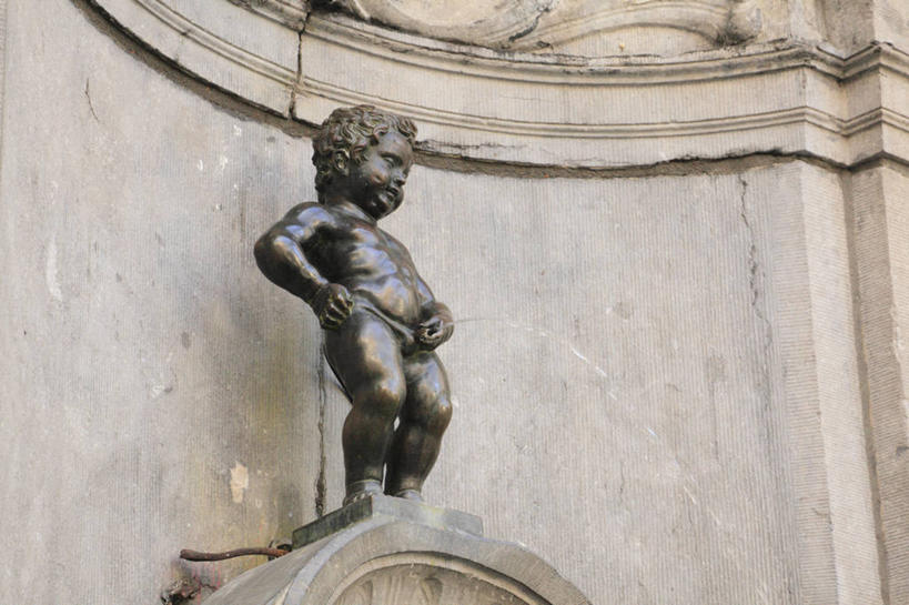 西方人,儿童,一个人,无人,站,笑,微笑,露齿笑,横图,室外,白天,仰视,旅游,度假,纯洁,标志建筑,地标,建筑,喷泉,雕塑,比利时,欧洲,欧洲人,仅一个男性,仅一个人,艺术,装饰,雕刻,雕像,墙,景观,首都,扭头,洒,注视,文化,娱乐,建设,手叉腰,石雕,裸露,墙壁,墙面,小孩,工艺品,叉腰,低头,观察,看,品味,站着,转头,仅一个小孩,享受,休闲,旅游胜地,放松,可爱,童年,童趣,观看,纪念,美术,察看,西欧,关注,主题,裸,水景,陈列,童真,烂漫,无邪,布鲁塞尔,功能,美学,美观,比利时王国,尿童,单手叉腰,天真,男孩,男人,男性,白种人,孩子,设计,撒,站立,彩图,低角度拍摄,全身,男生