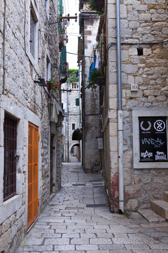 无人,竖图,室外,白天,正面,旅游,度假,建材,窗户,门,标志建筑,道路,地标,建筑,路,欧洲,克罗地亚,阴影,光线,英文,标志,材料,文字,影子,砖,砖块,字符,字母,墙,小路,交通,娱乐,标识,建设,玻璃窗,墙壁,墙面,天空,阳光,黑板,门框,天,享受,休闲,砖头,旅游胜地,放松,教学,建造,英文字母,首府,克罗地亚共和国,耐磨,教学黑板,斯普利特,戴克里先宫,斯普利特.达尔马提亚县,石料,彩图,斯普利特.达尔马提亚,砌墙砖