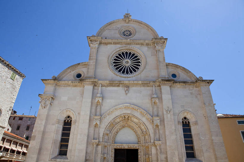 无人,教堂,横图,室外,白天,仰视,旅游,度假,名胜古迹,窗户,门,标志建筑,地标,建筑,雕塑,欧洲,克罗地亚,阴影,节日,遗迹,艺术,装饰,光线,雕刻,雕像,影子,墙,古迹,文化,文物,娱乐,建设,古建筑,玻璃窗,墙壁,墙面,蓝色,灰色,蓝天,天空,阳光,工艺品,门框,天,祈祷,享受,休闲,健康,旅游胜地,放松,许愿,宗教,信仰,晴朗,纪念,祈求,美术,主题,陈列,信念,古文明,万里无云,首府,功能,美学,克罗地亚共和国,达尔马提亚,达尔马提亚群岛,圣雅各伯主教座堂,希贝尼克,平安,晴空,晴空万里,彩图,低角度拍摄,大教堂,礼拜堂,希贝尼克.克宁县