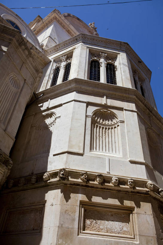 无人,教堂,竖图,室外,白天,仰视,旅游,度假,名胜古迹,标志建筑,地标,建筑,欧洲,克罗地亚,阴影,节日,遗迹,光线,影子,古迹,文化,文物,娱乐,建设,古建筑,蓝色,蓝天,天空,阳光,天,祈祷,享受,休闲,健康,旅游胜地,放松,许愿,宗教,信仰,晴朗,纪念,祈求,信念,古文明,万里无云,首府,克罗地亚共和国,达尔马提亚,达尔马提亚群岛,希贝尼克,平安,晴空,晴空万里,彩图,低角度拍摄,大教堂,礼拜堂,希贝尼克.克宁县,圣詹姆斯大教堂