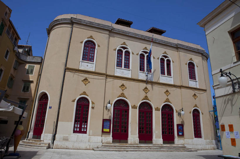 无人,家,横图,室外,白天,仰视,度假,美景,窗户,楼梯,门,城市风光,城市,道路,路,公路,欧洲,克罗地亚,阴影,光线,影子,房屋,阶梯,屋子,景观,交通,娱乐,楼房,台阶,住宅,蓝色,蓝天,天空,阳光,门框,天,享受,休闲,景色,放松,晴朗,万里无云,克罗地亚共和国,达尔马提亚,达尔马提亚群岛,晴空,晴空万里,马路,彩图,低角度拍摄,房子,希贝尼克.克宁县