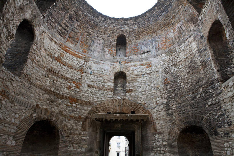 无人,横图,室外,白天,仰视,旅游,度假,标志建筑,地标,建筑,欧洲,克罗地亚,阴影,古老,光线,影子,墙,云,云朵,拱门,云彩,娱乐,建设,墙壁,墙面,蓝色,白云,蓝天,天空,阳光,天,享受,休闲,旅游胜地,放松,晴朗,首府,克罗地亚共和国,陈腐,斯普利特,戴克里先宫,斯普利特.达尔马提亚县,晴空,彩图,低角度拍摄,斯普利特.达尔马提亚