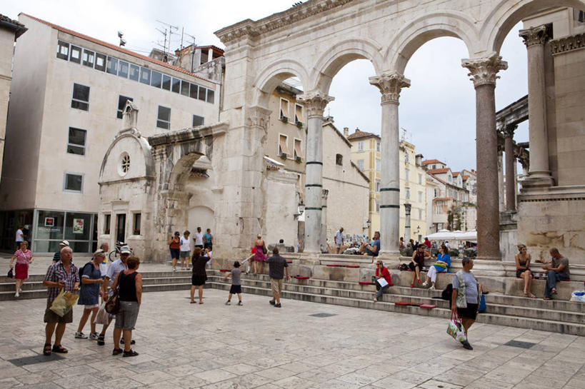 西方人,背部,站,坐,走,横图,室外,白天,正面,旅游,度假,楼梯,标志建筑,地标,建筑,欧洲,克罗地亚,欧洲人,行人,游客,游人,阴影,服装,光线,影子,阶梯,墙,云,云朵,拱门,许多人,云彩,注视,休闲装,娱乐,建设,路人,旅客,墙壁,墙面,台阶,衣服,蓝色,白云,蓝天,天空,阳光,天,观察,看,站着,一群人,享受,休闲,休闲服,旅游胜地,放松,服饰,晴朗,观看,察看,关注,首府,克罗地亚共和国,过客,斯普利特,戴克里先宫,斯普利特.达尔马提亚县,男人,男性,年轻男性,年轻女性,女人,女性,中年男性,中年女性,白种人,晴空,步行,散步,站立,走路,坐着,半身,彩图,斯普利特.达尔马提亚