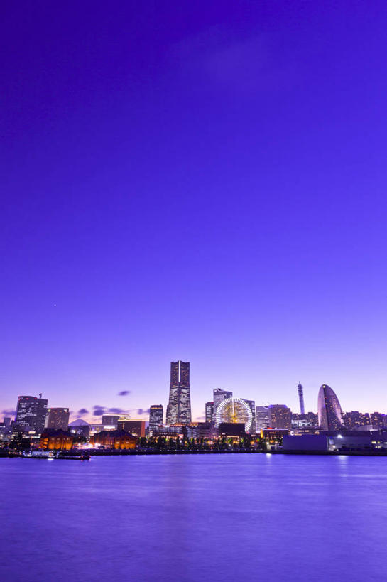 无人,高楼大厦,竖图,全景,彩色,室外,白天,正面,度假,海浪,海洋,美景,天际线,城市风光,城市,大厦,建筑,轮船,摩天大楼,霓虹灯,船,神奈川,日本,亚洲,阴影,光线,影子,景观,浪花,灯光,七彩,横滨,横滨市,神奈川县,娱乐,光源,霓虹,灯,蓝色,蓝天,天空,阳光,海水,交通工具,天,享受,休闲,景色,放松,晴朗,照明设备,载具,海景,东亚,本州,万里无云,首府,关东地方,本州岛,日本国,横滨海洋塔,氖灯,大海,风浪,海,海水的波动,近岸浪,涌浪,晴空,晴空万里,彩图,大楼,高层建筑,高楼,摩天楼