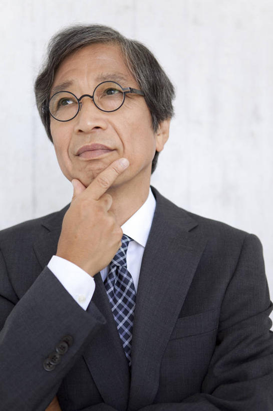 东方人,一个人,商务人士,商务男性,站,竖图,室内,白天,正面,衬衫,亚洲,仅一个男性,仅一个人,一副,撑,阴影,套装,反射,眼镜,影子,墙,领带,托腮,注视,黄种人,墙壁,墙面,观察,看,托,站着,仅一个老年男性,思考,考虑,思索,观看,老花镜,察看,象征,庄重,关注,托下巴,商务装,身份,工薪阶层,正式,地位,思量,远视眼镜,斟酌,单手托腮,老年男性,男人,男性,亚洲人,白领,上班族,站立,半身,彩图,衬衣