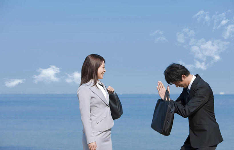 东方人,两个人,同事,商务人士,商务男性,商务女性,站,横图,室外,白天,侧面,衬衫,成功,合作,团队,集体,信心,海浪,海洋,亚洲,握,阴影,套装,光线,包,公文包,皮包,影子,浪花,云,云朵,领带,拿,云彩,拿着,注视,黄种人,队伍,相视,蓝色,白云,蓝天,天空,阳光,海水,天,低头,观察,看,双手合十,站着,面对面,握着,晴朗,公事包,观看,对视,单肩包,察看,领导,互视,象征,庄重,成就,关注,相对,商务装,身份,合掌,合伙,领袖,海景,工薪阶层,相看,合十,道歉,致歉,正式,地位,垂头,报歉,赔罪,男人,男性,年轻女性,女人,女性,中年男性,亚洲人,白领,上班族,大海,风浪,海,海水的波动,近岸浪,涌浪,晴空,站立,半身,彩图,衬衣