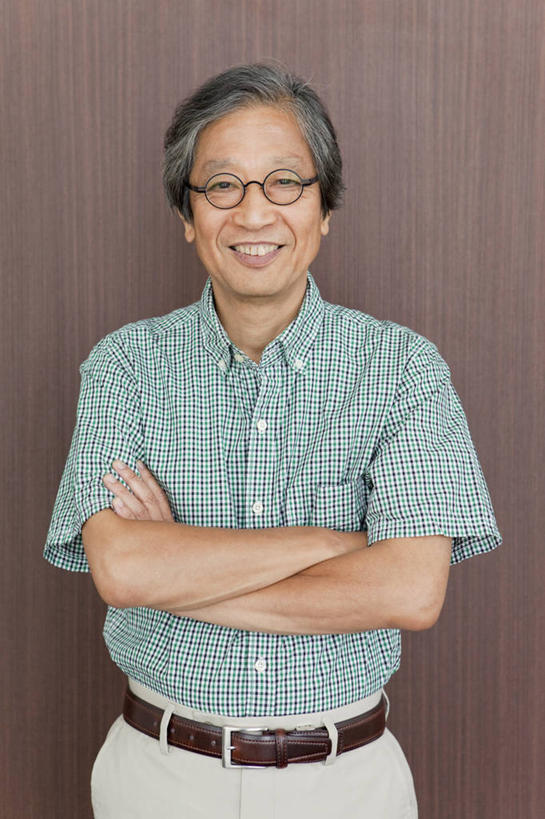 东方人,一个人,站,笑,双手交叉,微笑,露齿笑,竖图,室内,白天,正面,衬衫,西装,亚洲,仅一个男性,仅一个人,一副,阴影,套装,裤子,正装,反射,木制,眼镜,影子,墙,注视,职业装,黄种人,腰带,墙壁,墙面,木制品,观察,看,站着,仅一个老年男性,观看,老花镜,皮带,西裤,察看,双手抱胸,关注,配饰,裤带,远视眼镜,老年男性,男人,男性,亚洲人,站立,半身,彩图,衬衣