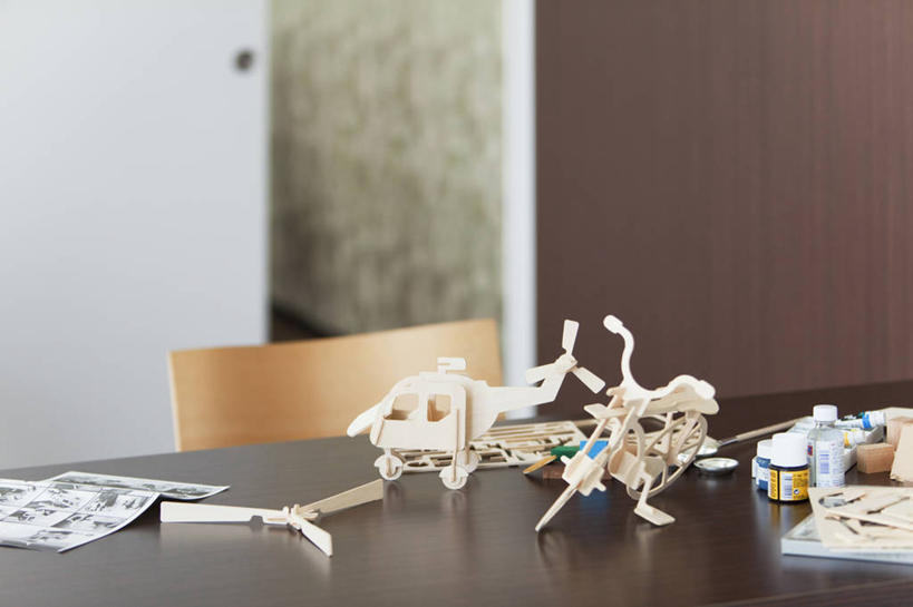 无人,横图,室内,特写,白天,正面,绘画,游戏,桌面,桌子,飞机,静物,玩具,椅子,阴影,朦胧,模糊,艺术,反射,木制,笔,影子,木椅,墙,办公用品,玩,娱乐,航空,墙壁,墙面,文具,画笔,模型,木制品,学习用品,交通工具,休闲,益智,活动,颜料,文具用品,直升机,直升飞机,美术,说明书,发泄,消遣,智力,载具,宣泄,玩耍,嬉戏,彩图,丙烯颜料