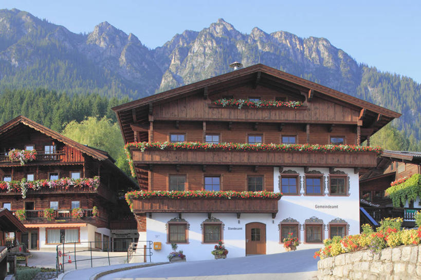 无人,家,横图,室外,白天,正面,旅游,度假,石头,美景,森林,山,山脉,树林,植物,奥地利,欧洲,阴影,光线,石子,影子,房屋,屋子,景观,山顶,山峰,山峦,娱乐,楼房,住宅,树,树木,蓝色,绿色,蓝天,天空,阳光,自然,群山,天,享受,休闲,景色,放松,生长,晴朗,成长,自然风光,中欧,沉积岩,万里无云,奥地利共和国,蒂罗尔,蒂罗尔州,颠峰,极峰,水成岩,石块,岩石,晴空,晴空万里,彩图,房子,阿尔卑巴赫,库夫施泰因县