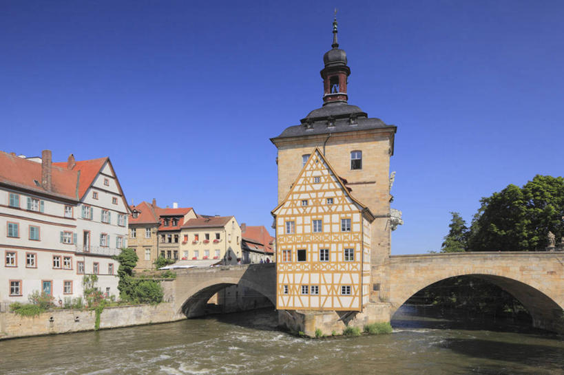 无人,高楼大厦,横图,室外,白天,正面,度假,河流,石头,美景,水,植物,城市风光,城市,大厦,建筑,摩天大楼,德国,欧洲,阴影,波纹,光线,石子,影子,河水,景观,水流,桥,涟漪,娱乐,建设,石桥,拱桥,栈桥,树,树木,蓝色,绿色,倒影,蓝天,水纹,天空,阳光,自然,波浪,天,享受,休闲,景色,放松,拱形,生长,晴朗,成长,人行桥,石拱桥,倒映,西欧,万里无云,德意志联邦共和国,水晕,巴伐利亚,巴伐利亚州,拜恩州,拜恩自由州,反照,班贝格,石块,晴空,晴空万里,彩图,大楼,高层建筑,高楼,摩天楼,老市政厅