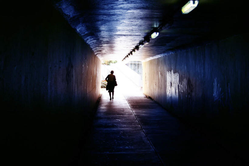 西方人,一个人,走,横图,室内,白天,旅游,度假,照明,欧洲,欧洲人,仅一个年轻女性,仅一个女性,仅一个人,一排,阴影,整齐,光线,隧道,影子,灯光,娱乐,顶灯,灯,排列,背面,阳光,灯具,享受,休闲,放松,照亮,照明设备,地道,队列,年轻女性,女人,女性,白种人,步行,散步,走路,彩图,全身