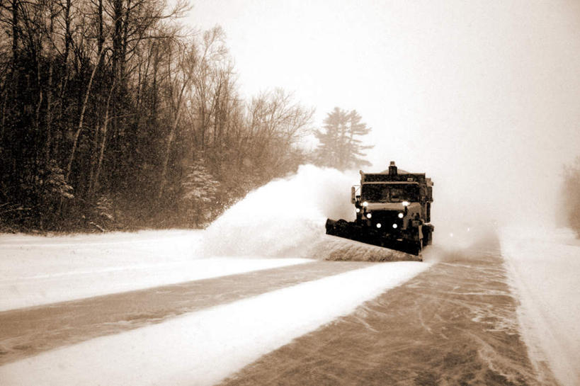 无人,横图,室外,白天,正面,旅游,度假,美景,树林,植物,道路,路,公路,一辆,景观,交通,娱乐,干净,树,树木,绿色,自然,交通工具,清洁,享受,休闲,景色,放松,生长,成长,自然风光,载具,洁净,扫雪车,马路,彩图