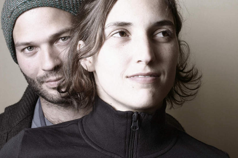 西方人,胡须,两个人,夫妻,笑,微笑,露齿笑,横图,室内,白天,正面,爱情,帽子,欧洲,欧洲人,阴影,灰色背景,服装,反射,影子,浪漫,注视,休闲装,衣服,黑色,观察,看,休闲,休闲服,恩爱,恋人,摄影,服饰,影棚,观看,察看,关注,无边帽,男人,男性,年轻男性,年轻女性,女人,女性,白种人,胡子,络腮胡,夫妇,情侣,半身,彩图,影棚拍摄,拍摄,伴侣