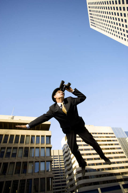 西方人,脸,头,脸颊,一个人,家,竖图,室外,白天,仰视,西装,仪器,科技,欧洲,欧洲人,仅一个男性,仅一个人,飞翔,眺望,阴影,套装,正装,检查,研究,反射,飞行,分析,光线,科学,望远镜,眼镜,影子,房屋,屋子,翱翔,职业装,飞,楼房,住宅,仅一个年轻男性,蓝色,蓝天,天空,阳光,天,观察,清晰,探索,放大,晴朗,观看,仔细,科研,科学技术,瞭望,聚焦,关注,近视眼镜,远视镜,瞭望镜,万里无云,光学,清楚,窥伺,侦察,男人,男性,年轻男性,白种人,头部,脸部,脸蛋,面部,晴空,晴空万里,彩图,低角度拍摄,全身,房子,光学仪器,千里镜