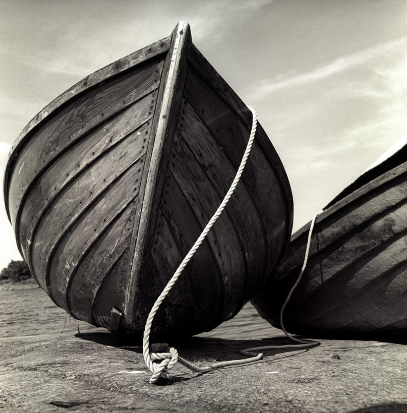 无人,竖图,室外,白天,仰视,旅游,度假,美景,船,两条,停靠,景观,云,云朵,木船,云彩,娱乐,白云,天空,自然,草绳,绳子,交通工具,天,享受,休闲,景色,放松,晴朗,绳索,舟,停泊,自然风光,载具,稻草绳,晴空,彩图,低角度拍摄