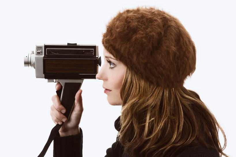 西方人,头发,一个人,站,横图,室内,白天,白色背景,侧面,帽子,欧洲,欧洲人,仅一个年轻女性,仅一个女性,仅一个人,握,拿,拿着,注视,观察,看,站着,握着,摄影,影棚,录像机,观看,察看,关注,一顶,年轻女性,女人,女性,白种人,长发,卷发,站立,半身,彩图,影棚拍摄,拍摄