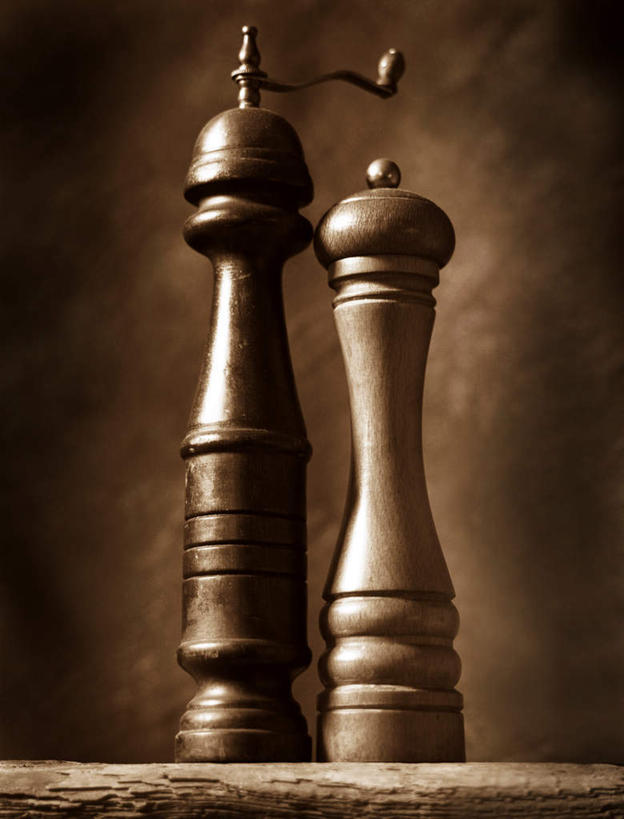 无人,竖图,俯视,室内,特写,白天,静物,阴影,灰色背景,光线,木制,影子,墙,灯光,调料,调味,香料,佐料,黑胡椒,调味品,调味料,调味瓶,墙壁,墙面,两个,木制品,容器,摄影,影棚,储藏,配料,储存,作料,胡椒,彩图,高角度拍摄,影棚拍摄,拍摄,贮存