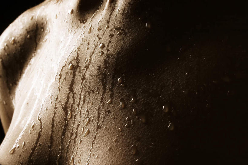 西方人,一个人,横图,室内,白天,正面,水,欧洲,欧洲人,仅一个年轻女性,仅一个女性,仅一个人,阴影,黑色背景,光线,液体,影子,水滴,灯光,身体,摄影,影棚,皮肤,年轻女性,女人,女性,白种人,半身,彩图,影棚拍摄,拍摄