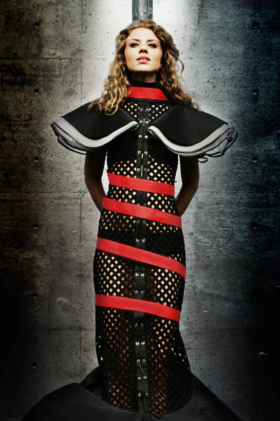 西方人,头发,一个人,笑,微笑,竖图,室内,白天,正面,欧洲,欧洲人,仅一个年轻女性,仅一个女性,仅一个人,服装,丝绸,丝带,墙,缎带,注视,休闲装,墙壁,墙面,绸带,衣服,红色,观察,看,休闲,休闲服,金色,服饰,观看,捆绑,察看,绑扎,关注,绑缚,年轻女性,女人,女性,白种人,卷发,半身,彩图