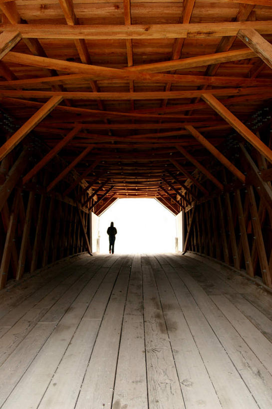 西方人,一个人,站,竖图,室外,白天,欧洲,欧洲人,仅一个男性,仅一个人,仅一个中年男性,阴影,光线,木制,影子,屋顶,走道,走廊,过道,顶棚,背面,阳光,木制品,站着,双手抄兜,双手放兜,男人,男性,中年男性,白种人,插兜,两手抄兜,两手放兜,手插兜,手放口袋,站立,彩图,全身,手抄兜