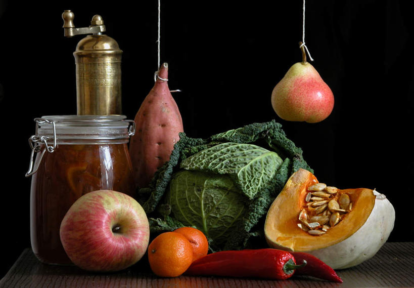 无人,横图,俯视,室内,特写,白天,苹果,柑橘,红薯,辣椒,南瓜,蔬菜,静物,水果,吊挂,悬挂,黑色背景,新鲜,金瓜,生食,食品,果实,包菜,挂,番瓜,食物,摄影,有机食品,绿色食品,影棚,麦瓜,倭瓜,辣角,红海椒,大椒,辣虎,广椒,橘子,桔子,橙子,橙,山芋,辣子,红辣椒,海椒,甘薯,番薯,番椒,地瓜,彩图,高角度拍摄,影棚拍摄,拍摄