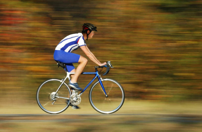 西方人,一个人,横图,室外,白天,侧面,运动服,锻炼,旅游,度假,运动,美景,植物,自行车,帽子,欧洲,欧洲人,仅一个男性,仅一个人,一辆,服装,朦胧,模糊,景观,娱乐,车,脚踏车,树,树木,仅一个年轻男性,骑,衣服,黄色,绿色,自然,交通工具,驾驶,行驶,享受,休闲,景色,放松,服饰,生长,成长,操纵,快速,控制,衣着,穿着,自然风光,载具,操控,快捷,一顶,把持,衣饰,疾速,倏地,体育,男人,男性,年轻男性,白种人,彩图,全身,健身,运动装