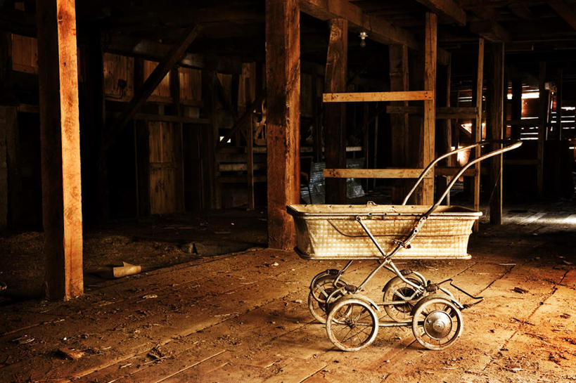 无人,家,木屋,横图,俯视,室内,特写,白天,地板,静物,金属制品,一辆,阴影,光线,金属,影子,地面,木地板,住宅,婴儿车,阳光,车轮,肮脏,古董,古玩,邋遢,龌龊,污秽,彩图,高角度拍摄,茅舍,茅屋,棚屋,小木屋,小屋