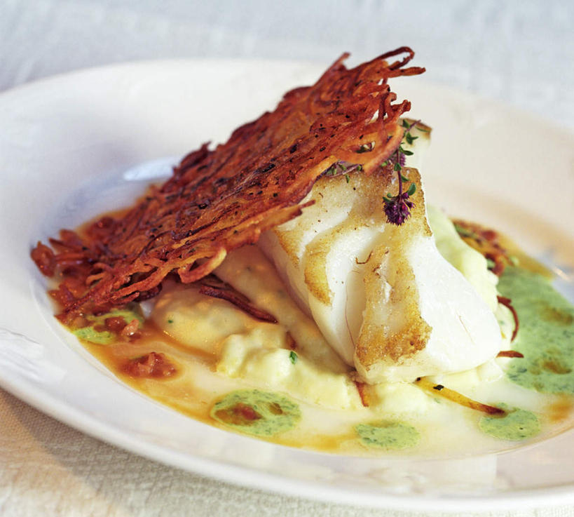 无人,横图,俯视,室内,特写,白天,餐具,装饰,鱼,布料,碟子,盘,油炸,布纹,鱼类,桌布,盘子,餐巾,碟,台布,华丽,修饰,点缀,配菜,薯饼,衬托,美观,雅致,雅观,彩图,高角度拍摄