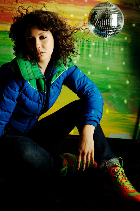 西方人,一个人,酒吧,坐,竖图,室内,夜晚,正面,欧洲,欧洲人,仅一个年轻女性,仅一个女性,仅一个人,服装,墙,注视,休闲装,墙壁,墙面,衣服,观察,看,休闲,休闲服,服饰,观看,察看,关注,镭射灯,年轻女性,女人,女性,白种人,坐着,半身,彩图,酒吧间,酒馆