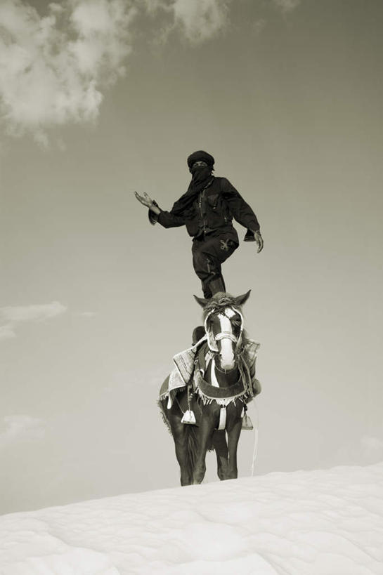 西方人,一个人,站,竖图,室外,白天,正面,马,野生动物,欧洲,欧洲人,仅一个男性,仅一个人,骑马,一匹,仅一个年轻男性,动物,站着,运输,牲畜,男人,男性,年轻男性,白种人,站立,彩图,全身