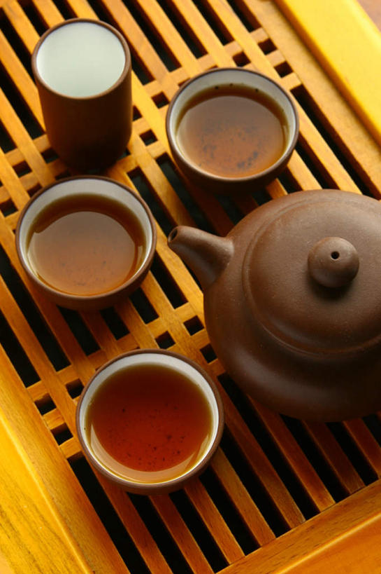 无人,竖图,俯视,室内,白天,杯子,餐具,光线,碟子,盘,液体,陶瓷,陶瓷制品,黄色,红色,盘子,茶壶,容器,水杯,碟,碗,储藏,放置,搁置,安排,储存,茶杯,彩图,高角度拍摄,贮存