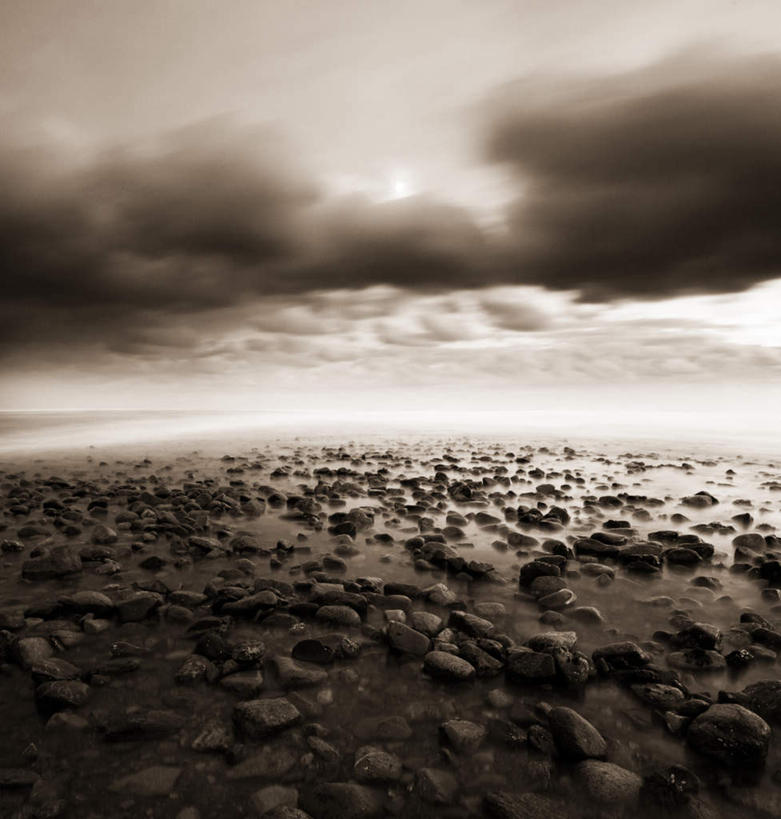 无人,竖图,黑白,室外,白天,旅游,度假,河流,石头,美景,水,加拿大,阴影,光线,石子,影子,河水,景观,水流,乌云,云,阴天,云朵,云彩,娱乐,天空,阳光,自然,天,享受,休闲,鹅卵石,景色,放松,杂乱,混乱,北美,北美洲,昏暗,阴沉,自然风光,美洲,按摩石,新斯科舍,北亚美利加洲,亚美利加洲,新斯科舍省,紊乱,芜杂,石块,彩图