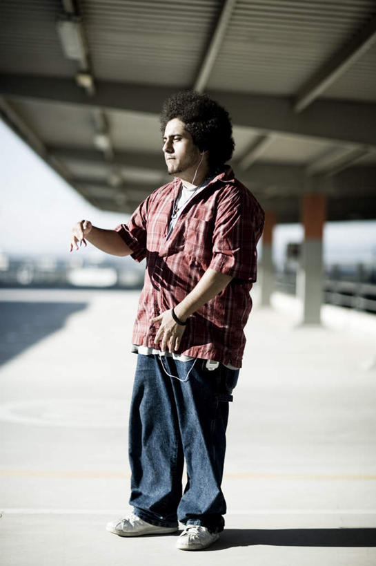 西方人,一个人,站,举,竖图,室外,白天,侧面,跳舞,快乐,满意,幸福,欧洲,欧洲人,仅一个男性,仅一个人,仅一个中年男性,阴影,服装,光线,影子,屋顶,音响,摇滚,音乐,顶棚,注视,休闲装,娱乐,衣服,阳光,耳机,观察,看,托,站着,享受,休闲,休闲服,放松,服饰,观看,察看,舒适,享乐,关注,舞姿,男人,男性,中年男性,白种人,举起,举手,举着,向上举,向上伸,向上托,站立,彩图,全身,舞蹈