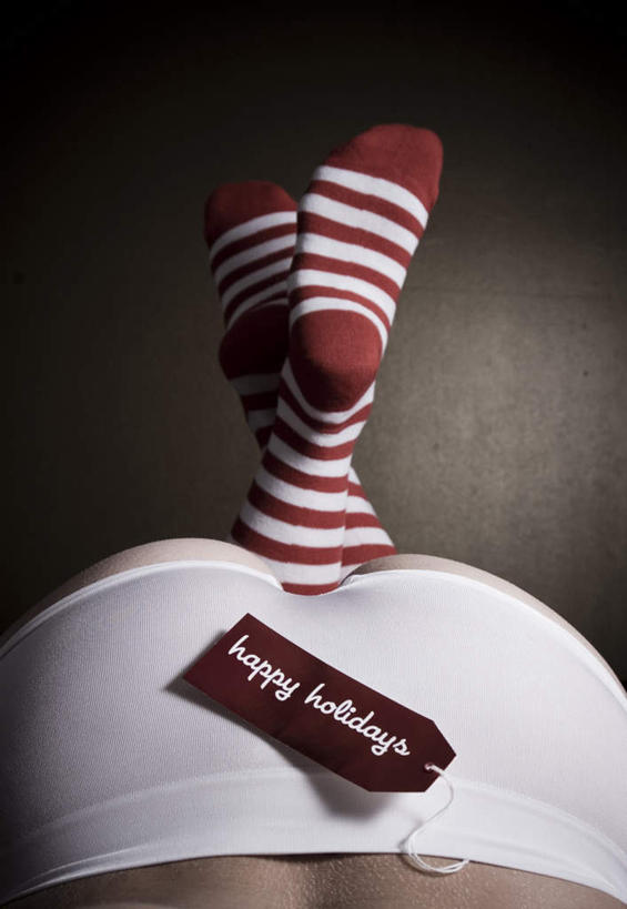 西方人,臀部,一个人,竖图,俯视,室内,白天,欧洲,圣诞节,欧洲人,仅一个年轻女性,仅一个女性,仅一个人,阴影,内裤,内衣,节日,庆祝,反射,英文,标签,标志,文字,影子,字符,字母,双脚,文化,标识,袜子,红色,白色,庆典,叠放,纪念,英文字母,亵服,年轻女性,女人,女性,白种人,屁股,半身,彩图,高角度拍摄