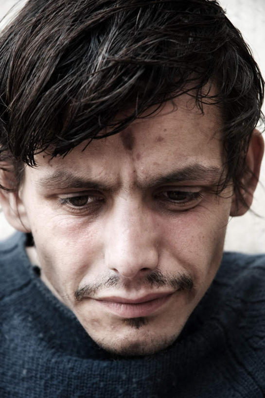 西方人,脸,头,脸颊,脖子,胡须,头发,一个人,竖图,室外,特写,白天,正面,毛衣,欧洲,欧洲人,仅一个男性,仅一个人,仅一个中年男性,服装,注视,休闲装,肩膀,衣服,黑色,灰色,低头,观察,看,休闲,休闲服,忧伤,服饰,观看,察看,郁闷,关注,忧郁,担心,男人,男性,中年男性,白种人,头部,胡子,小胡子,脖,颈,颈部,脸部,脸蛋,面部,半身,彩图,绒衣,套衫,套头毛衣,线衣,短发