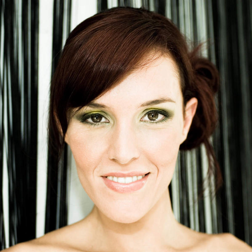 西方人,脸,头,脸颊,头发,一个人,站,笑,微笑,露齿笑,方图,室外,特写,白天,正面,化妆,美容,房间,欧洲,欧洲人,仅一个年轻女性,仅一个女性,仅一个人,护肤,阴影,光线,影子,灯光,棕色,注视,观察,看,站着,保养,享受,休闲,放松,保健,眼线,观看,察看,关注,养颜,年轻女性,女人,女性,白种人,头部,脸部,脸蛋,面部,站立,半身,彩图