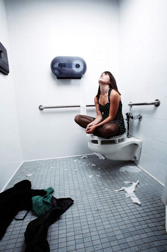 西方人,一个人,栏杆,蹲,竖图,室内,白天,侧面,裙子,生活用品,卫生间,洗手间,项链,欧洲,欧洲人,仅一个年轻女性,仅一个女性,仅一个人,许多,阴影,连衣裙,光线,瓷砖,地砖,扶手,影子,马桶,墙,灯光,垃圾,地面,很多,凌乱,注视,护栏,墙壁,墙面,装饰品,抹胸,饰品,首饰,日用品,看,座便器,混乱,关注,卫浴,抹胸裙,子孙桶,卷纸架,卷纸器,纷乱,缭乱,庞杂,年轻女性,女人,女性,白种人,厕所,蹲着,抬头,仰头,彩图,全身