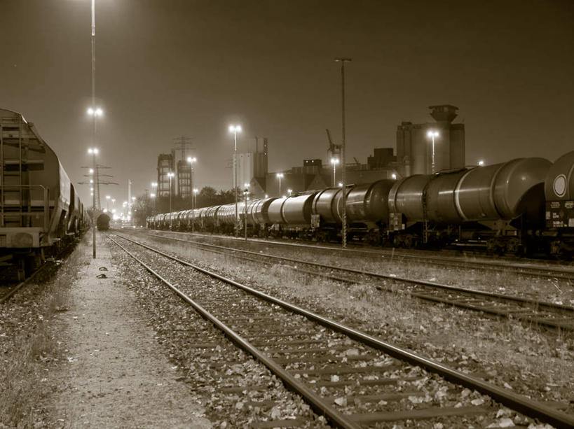 无人,家,横图,彩色,室外,夜晚,正面,旅游,度假,石头,美景,城市风光,城市,建筑,路,路灯,铁路,火车,照明,德国,欧洲,一排,整齐,石子,房屋,屋子,景观,公寓,灯光,汉堡,轨道,交通,铁轨,娱乐,建设,洋房,楼房,住宅,车,灯,排列,天空,交通工具,天,享受,休闲,景色,放松,运输,照亮,照明设备,西欧,队列,载具,德意志联邦共和国,汉堡市,石块,房子,海港